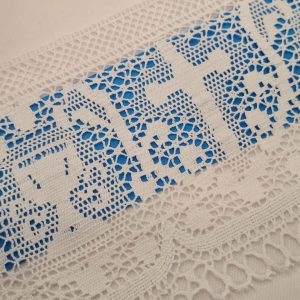 Encaje de bolillo religioso