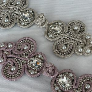 223093fb 70d4 483a 8e91 c0d4c699344c Broche con pedrería y perlas