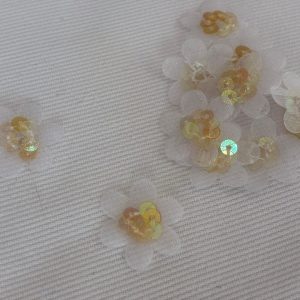 953d4c88 aba3 4167 b88a 269edf693730 Florecitas blancas con lentejuelas